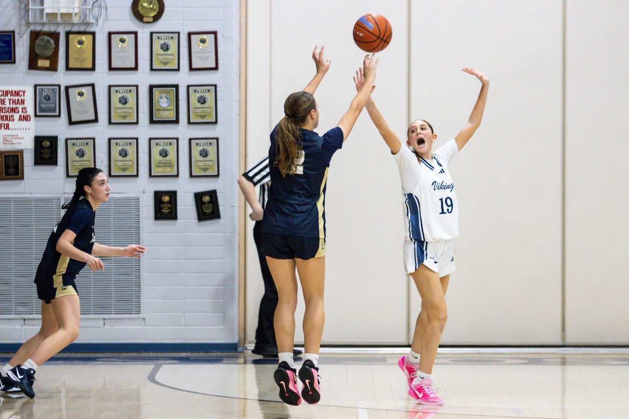 Xaverian comes from behind to down Sea, 55-51