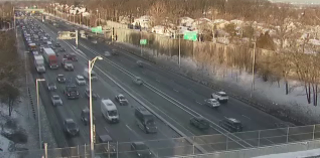 Staten Island Expressway crash causes delays at Bradley Avenue