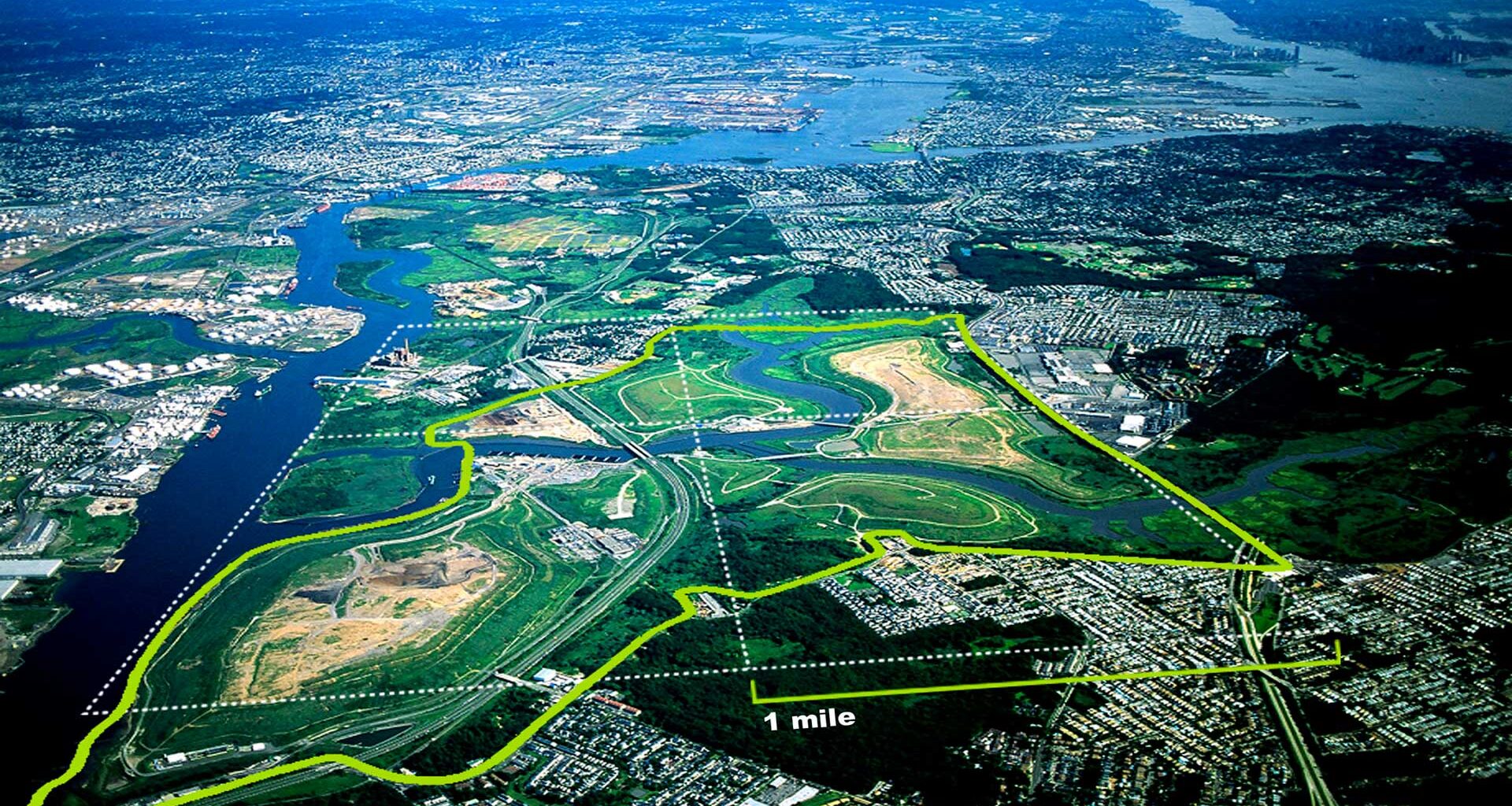 Built on 150 million tons of trash, almost three times the size of Central Park, Freshkills Park extends across Staten Island, covering 2.200 acres.