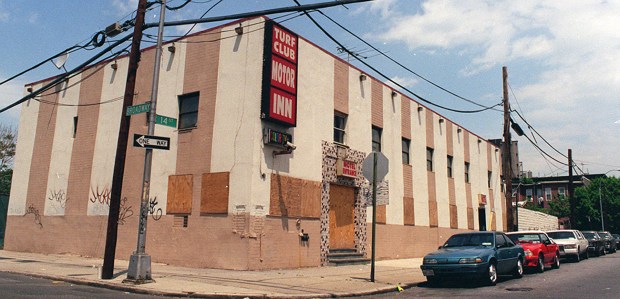 The Turf Club Motor Inn at Broadway and 14th St. in Astoria, Queens, is pictured in 1999. (Shannon Stapleton for New York Daily News)
