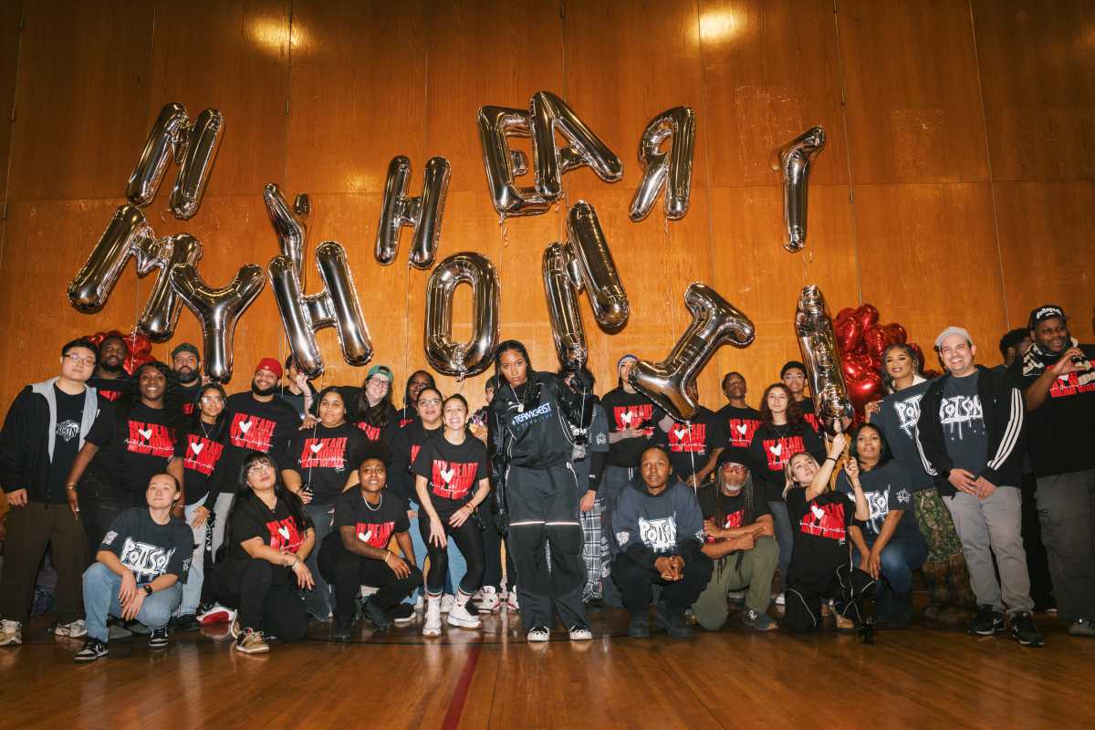 Queens artist hosts ‘give back’ holiday event at former Ozone Park school – QNS