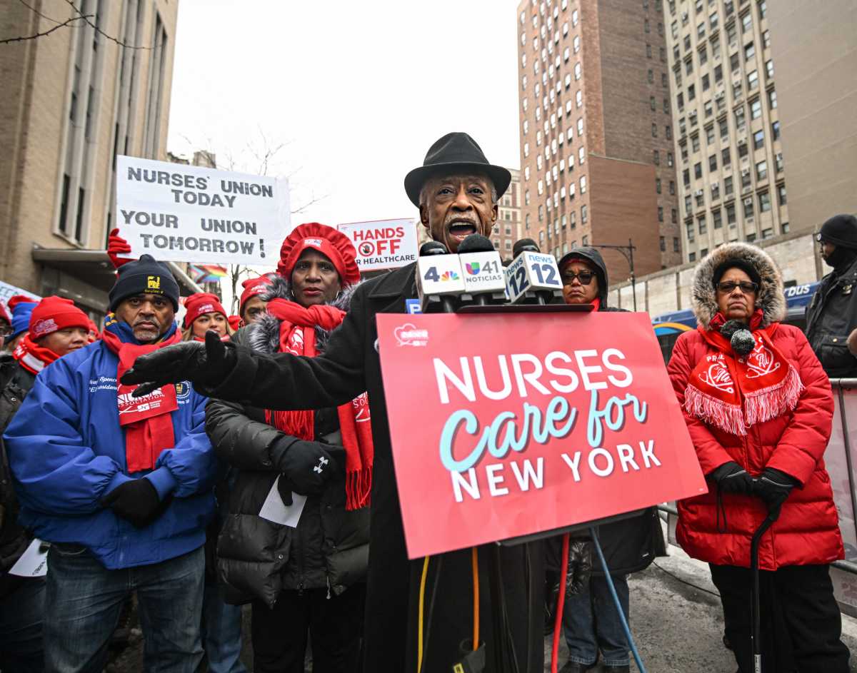 Striking nurses get boost of support from Reverend Al Sharpton stands in Upper Manhattan – amNewYork