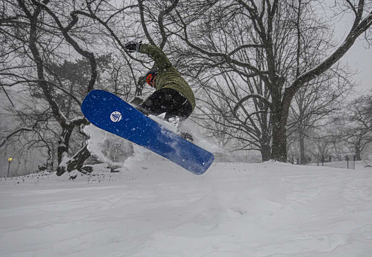 Snow blankets NYC during heavy winter storm
