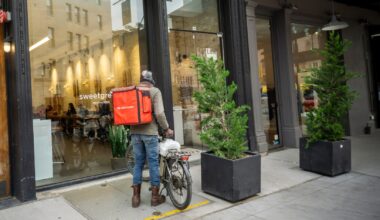 NYC says DoorDash and Uber Eats cost workers $550M in tips