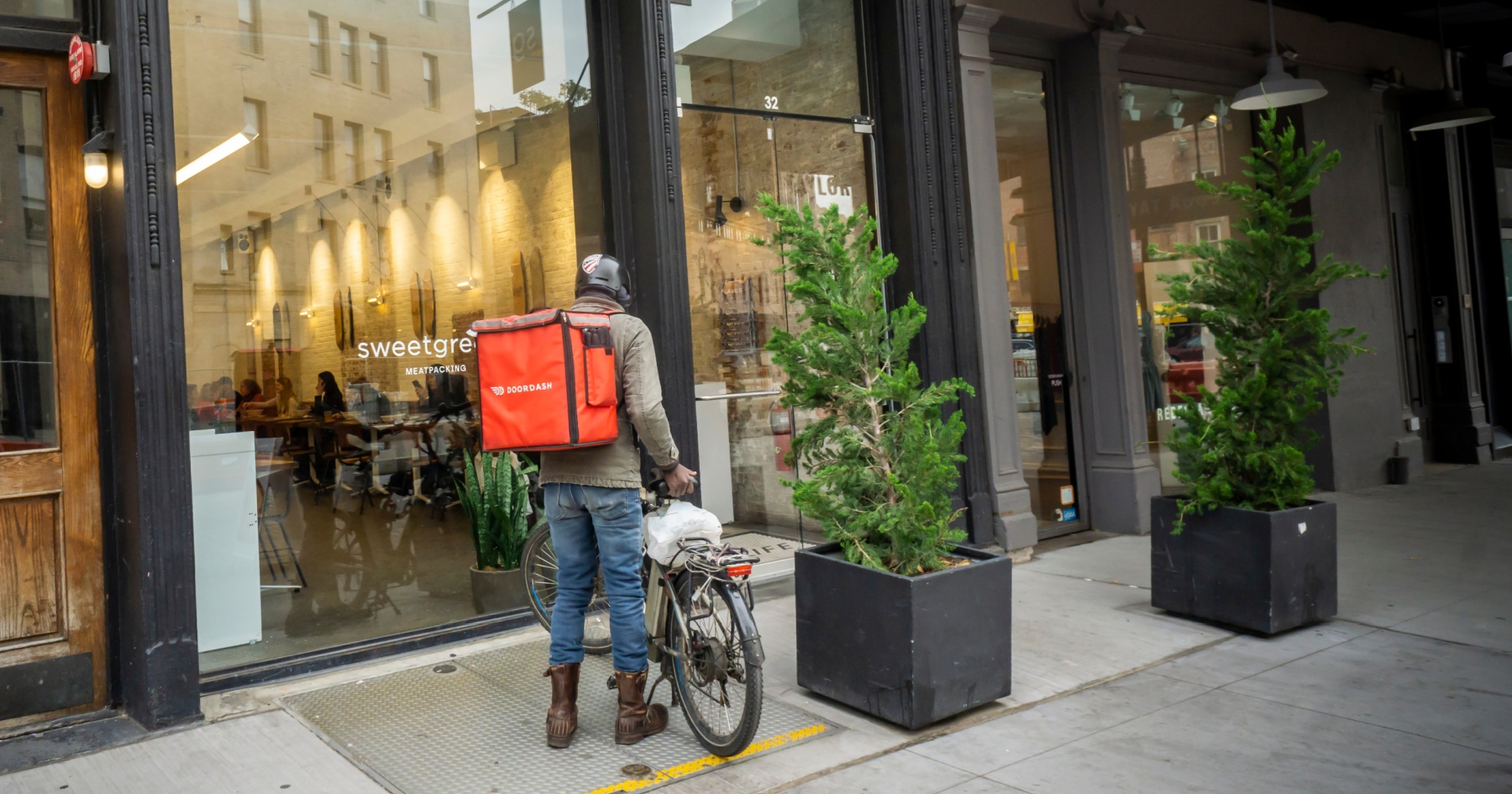 NYC says DoorDash and Uber Eats cost workers $550M in tips