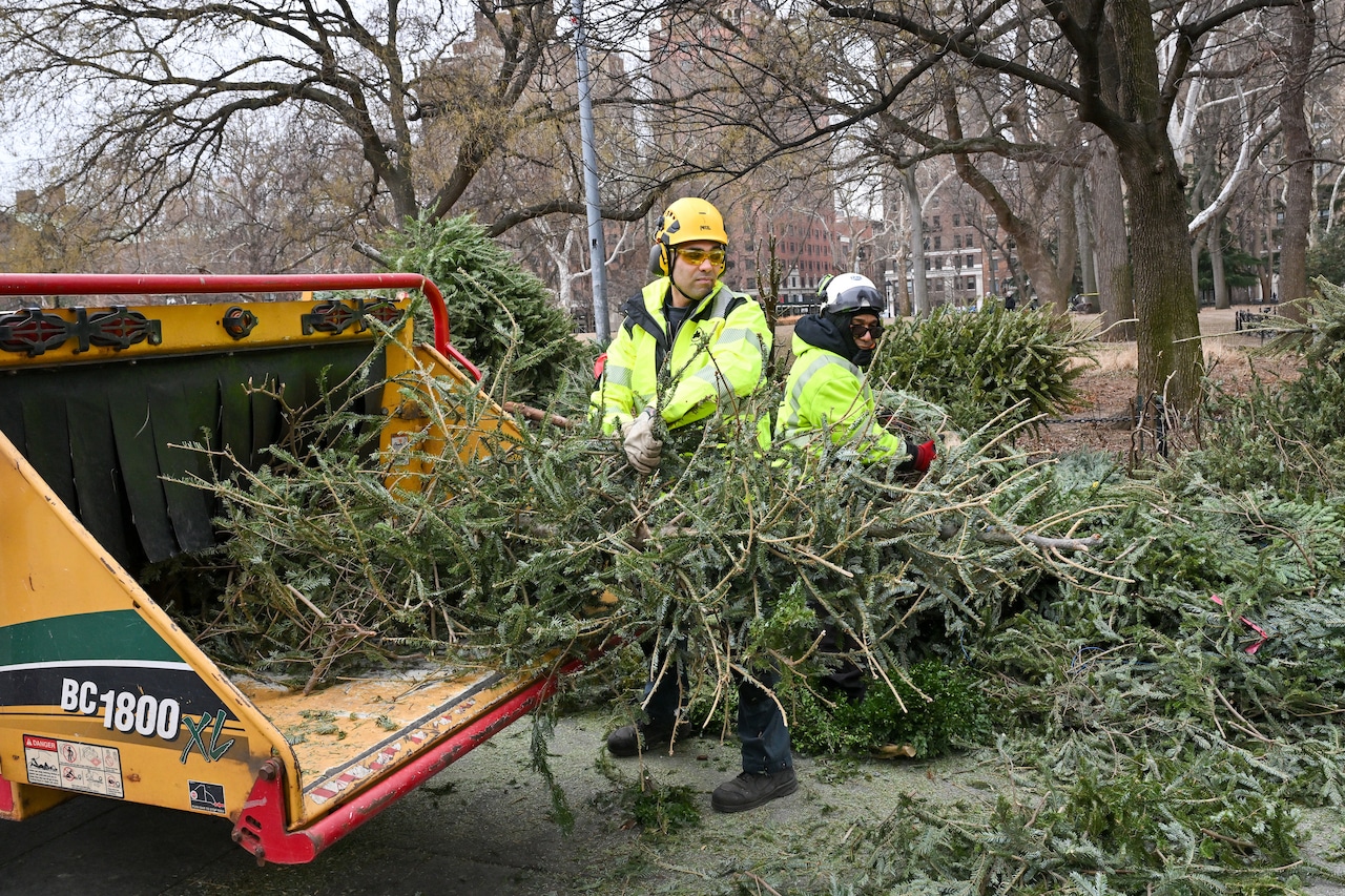 NYC officials kick off Mulchfest 2026 with tree chipping demonstration