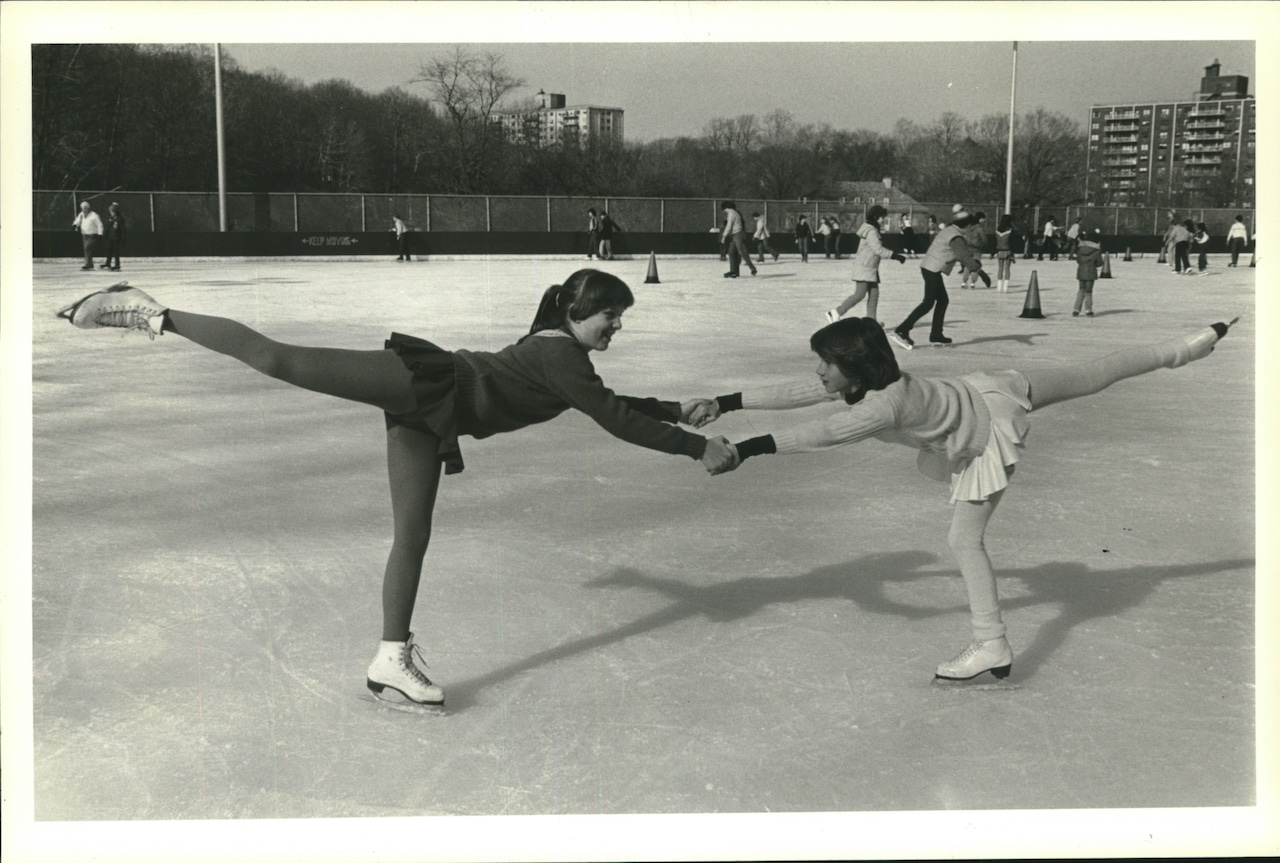 1983 Press Photo Ice skaters at War Memorial Skating Rink, Clove Lakes Park