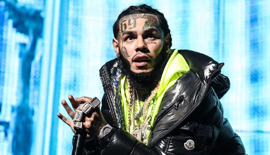 Rapper Tekashi69 surrenders himself at Brooklyn jail where Maduro is held