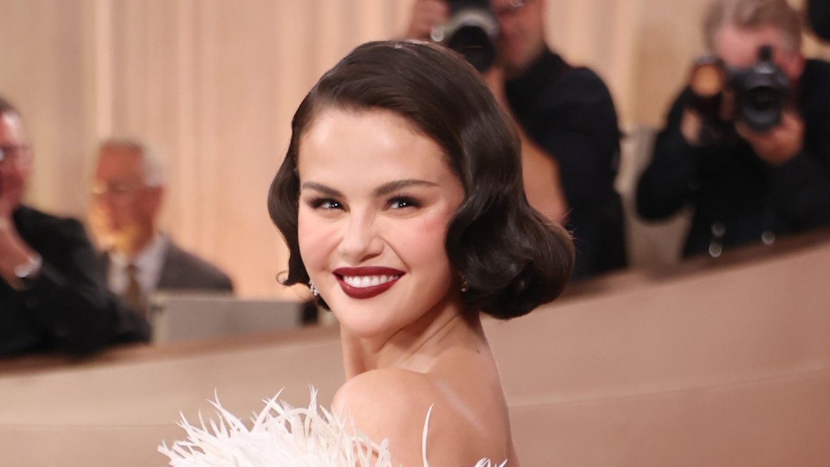 Selena Gomez’s Golden Globes red carpet look is spellbinding – NBC New York