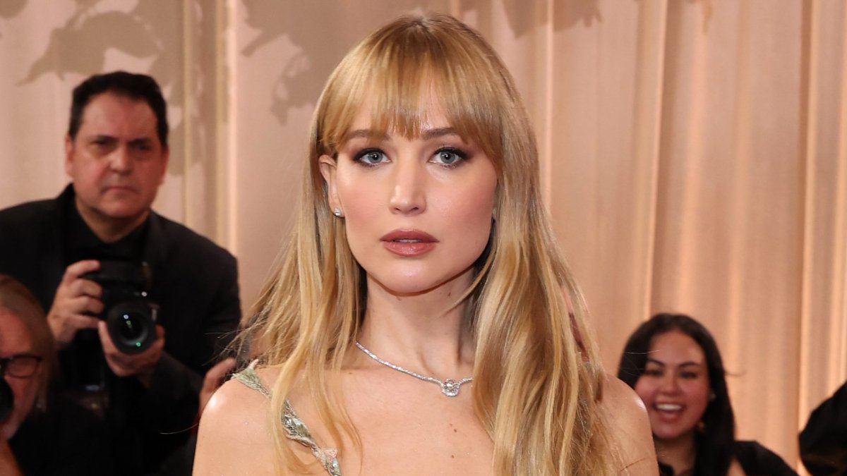 Jennifer Lawrence debuts riskiest look yet at Golden Globes – NBC New York