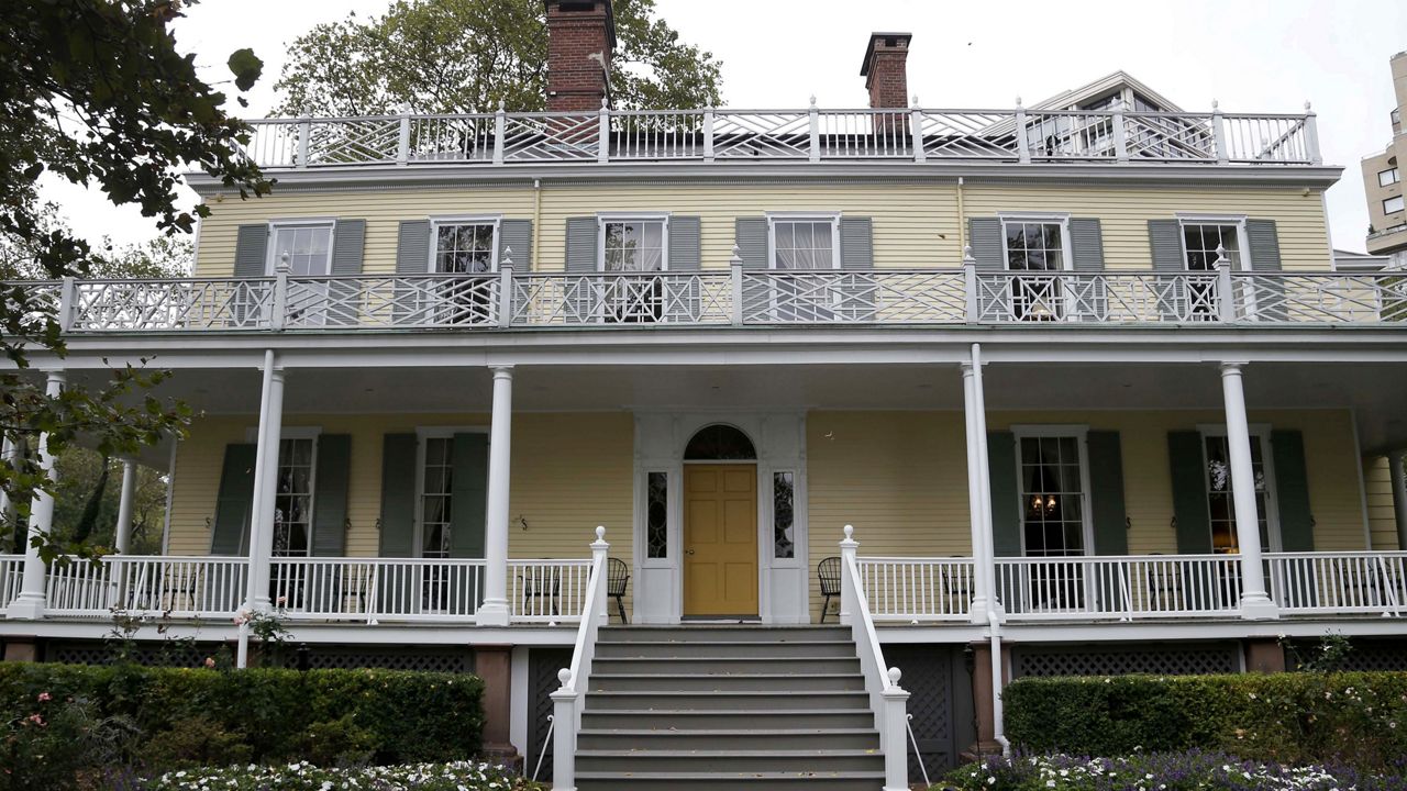 Gracie or no Gracie? Mayoral Living arrangements have varied