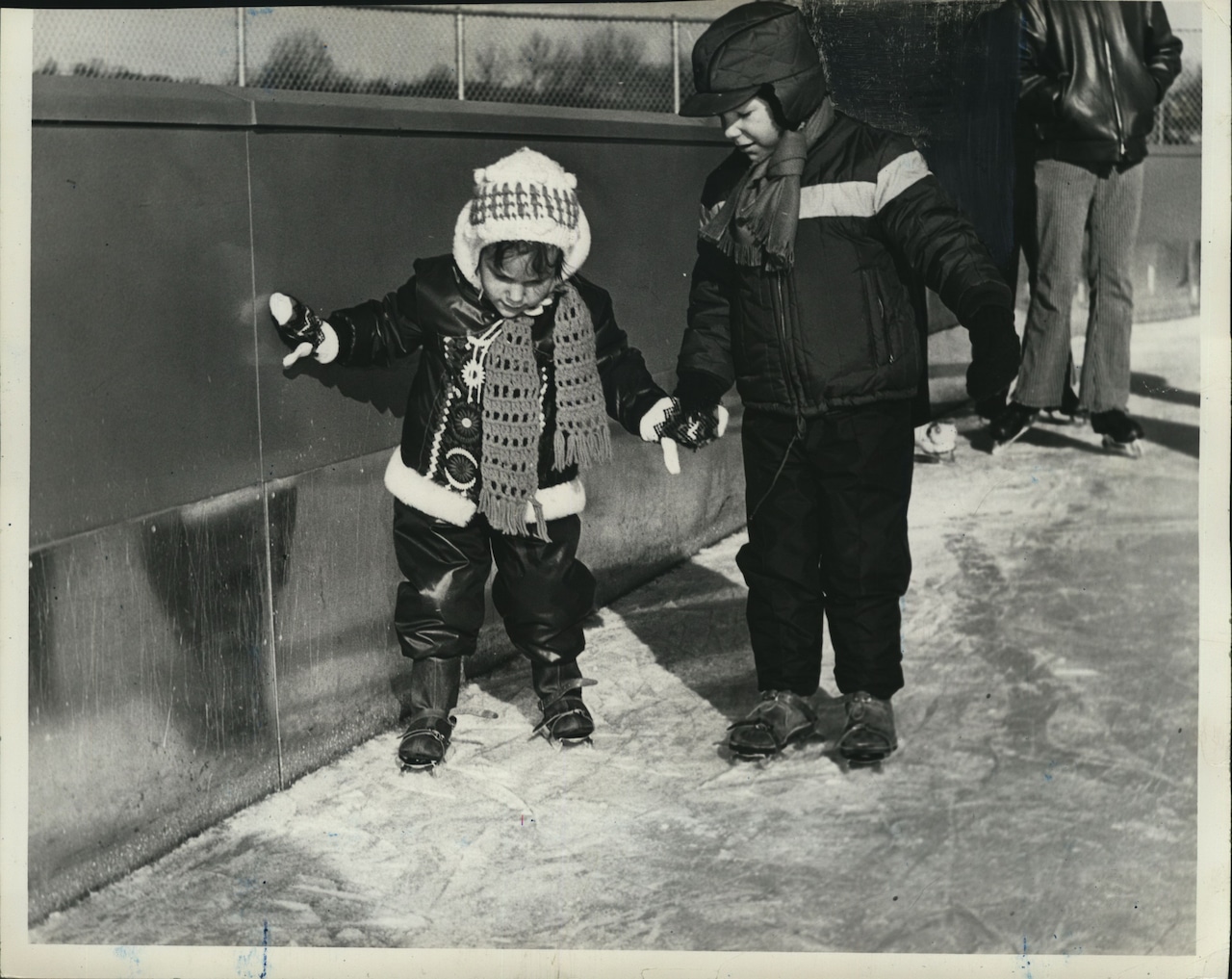 1970 Press Photo Ice Skaters at War Memorial Skating Rink at Clove Lakes Park