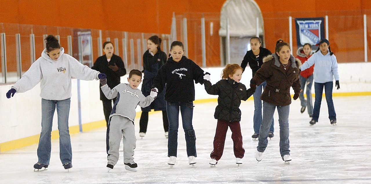 2006 Press Photo Ice Skaters at War Memorial Skating Rink at Clove Lakes Park