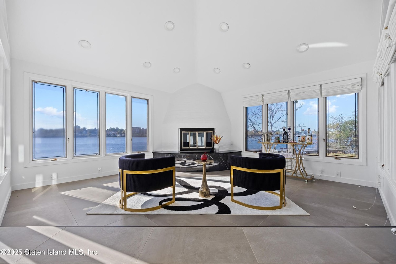 2 Wards Point Avenue