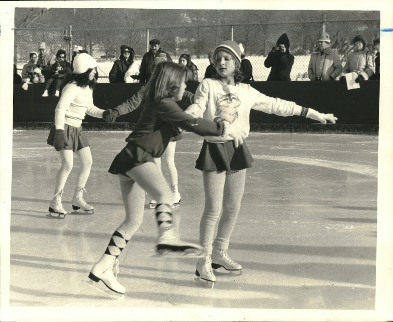 1981 Press Photo Ice skaters at War Memorial Skating Rink, Clove Lakes Park