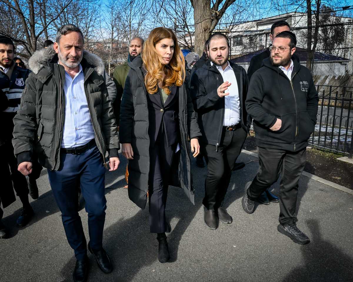Officials tour Borough Park playground after antisemitic graffiti attack • Brooklyn Paper