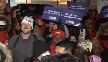 Members of the New York State Nurses Association union picket