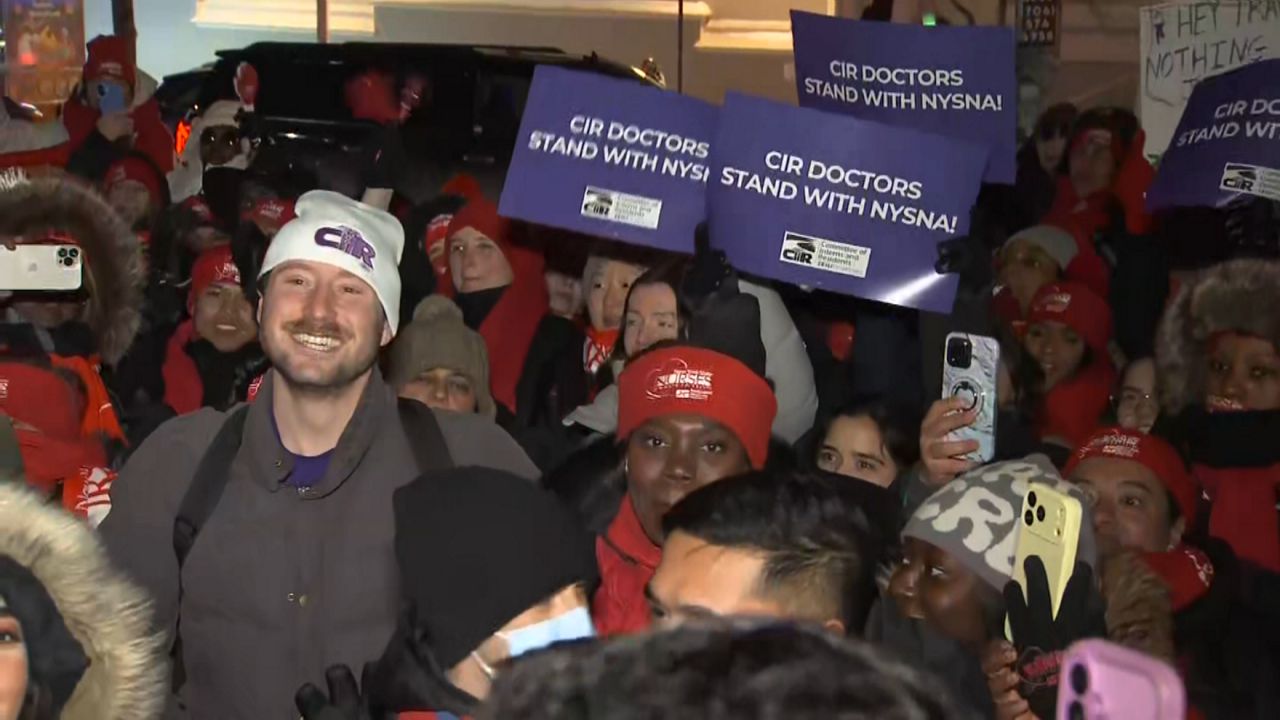 Members of the New York State Nurses Association union picket
