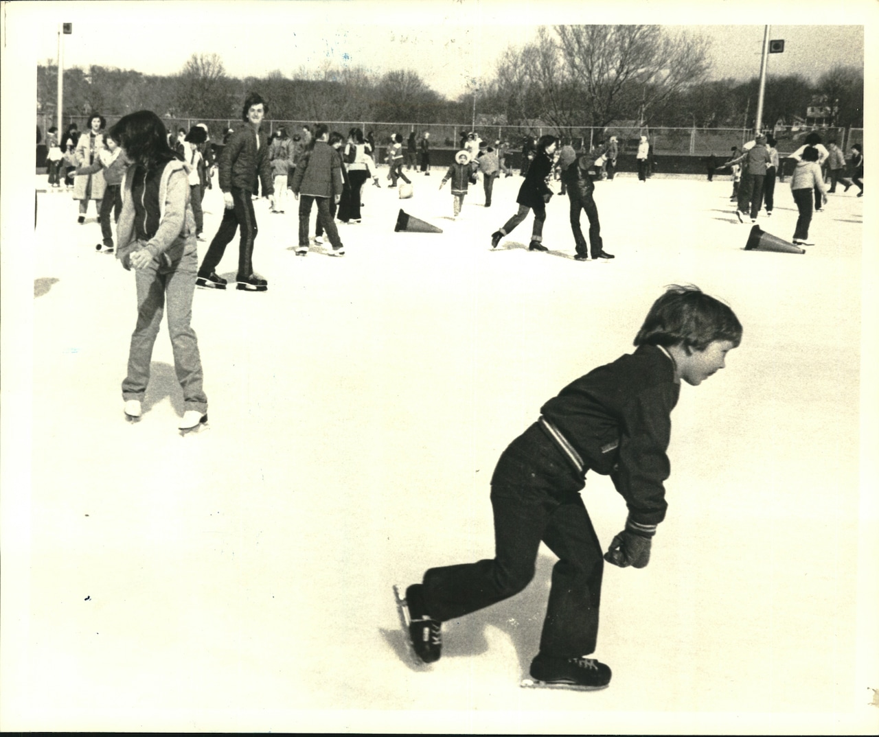 1980 Press Photo Ice Skaters at War Memorial Skating Rink in Clove Lakes Park