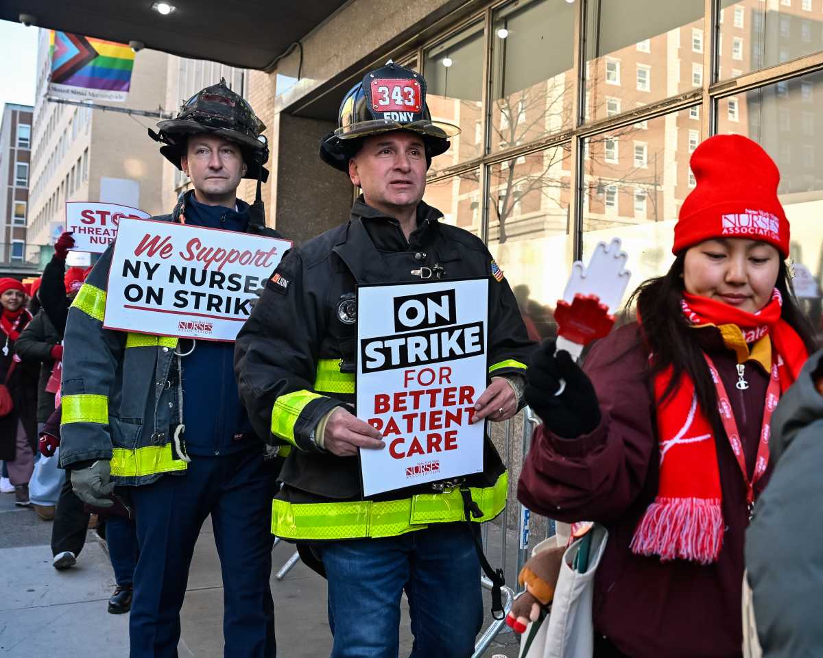 Firefighters and pols join caregivers on picket line in Manhattan – amNewYork