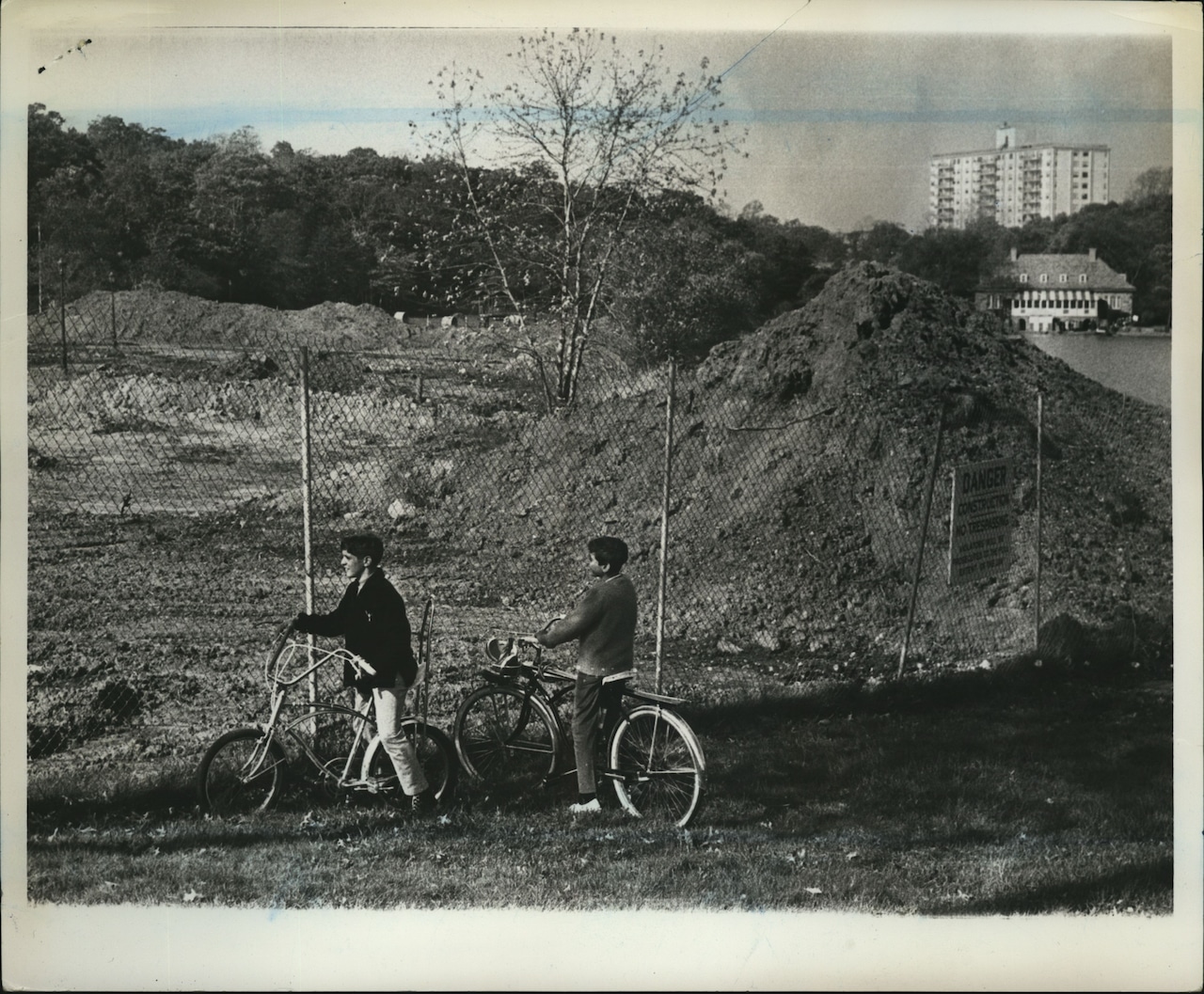 1967 Press Photo Two cyclists view Clove Lakes Park War Memorial Ice Rink site