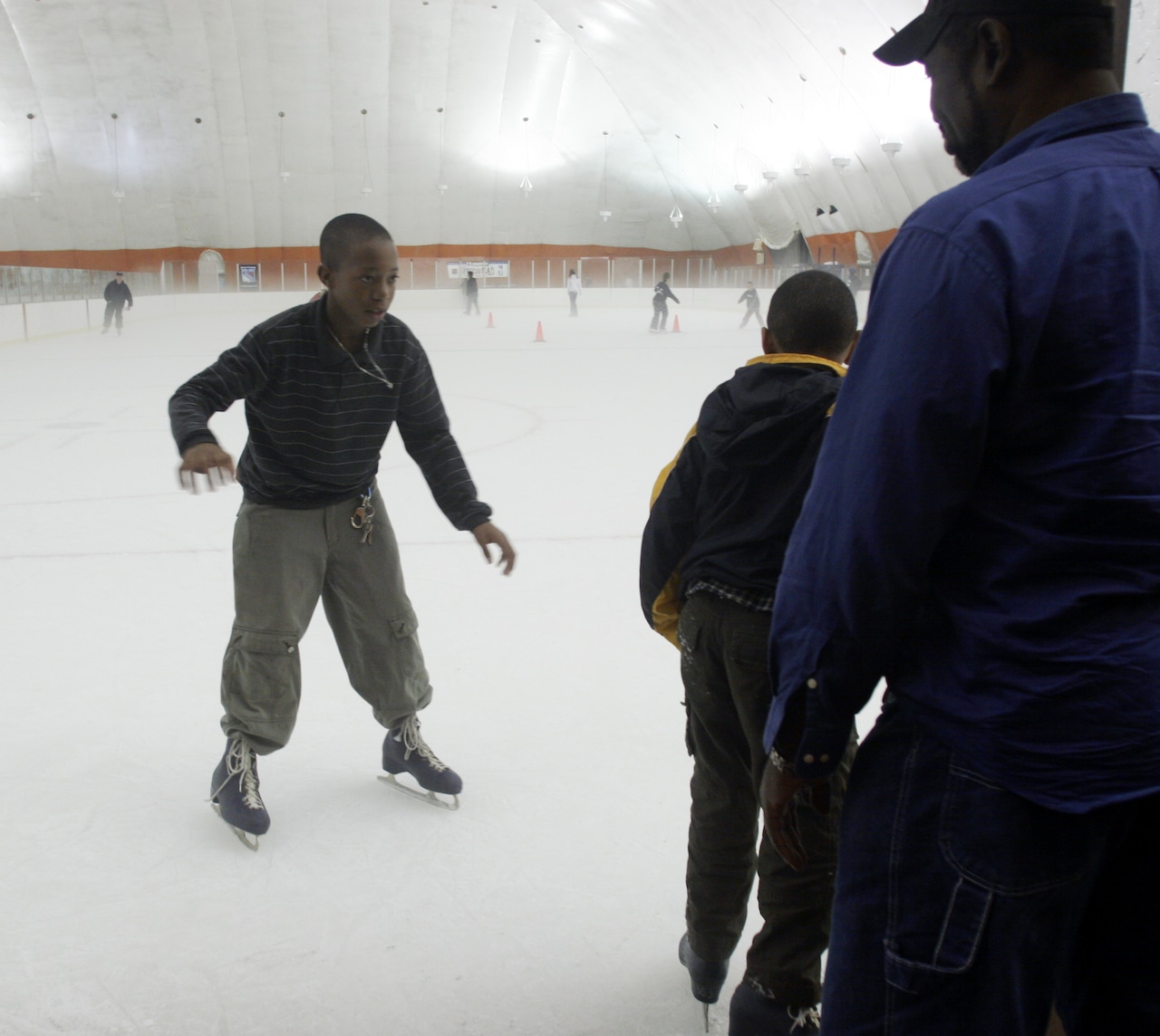 2005 Press Photo Ice Skaters at War Memorial Skating Rink at Clove Lakes Park