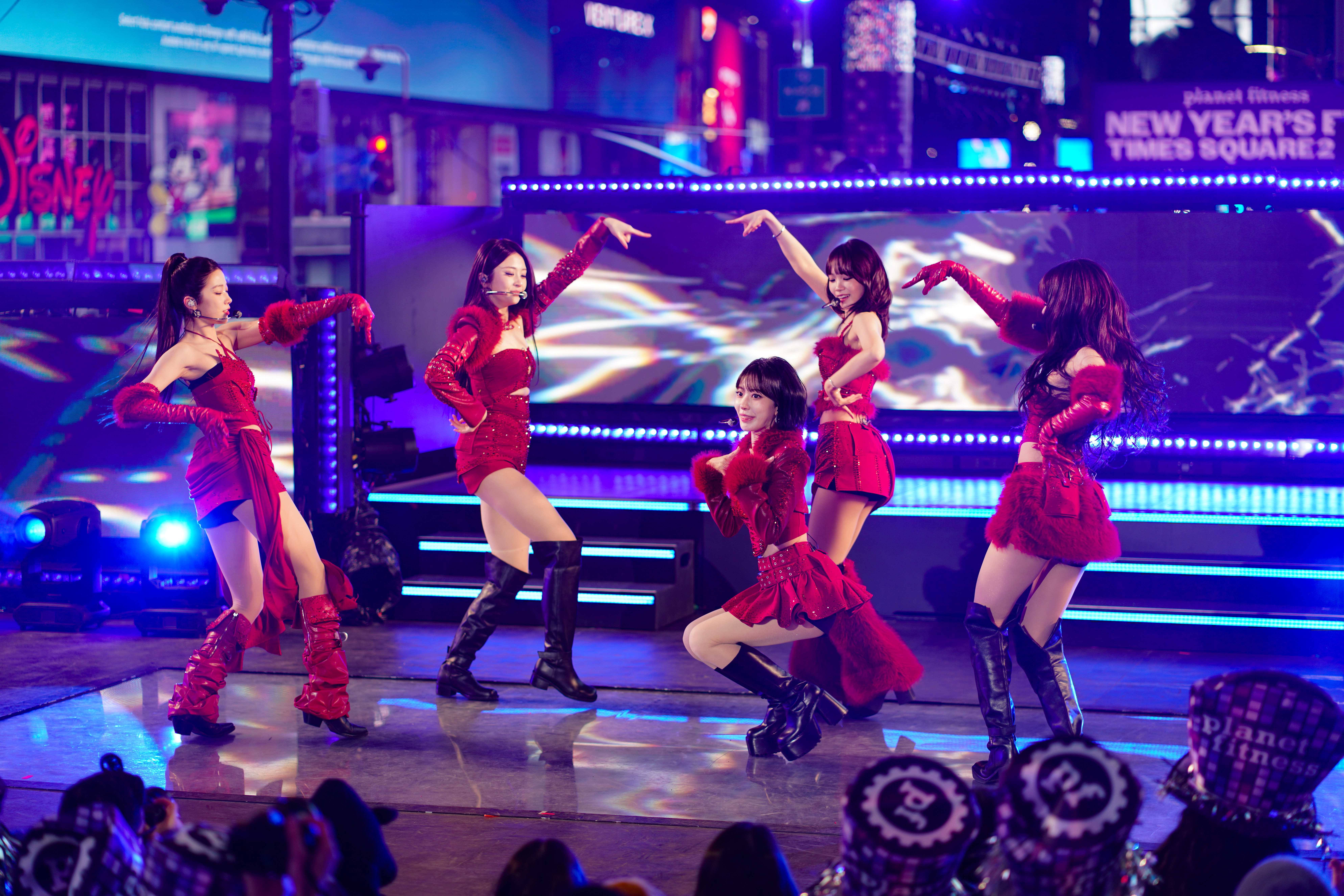 LE SSERAFIM in Times Square.