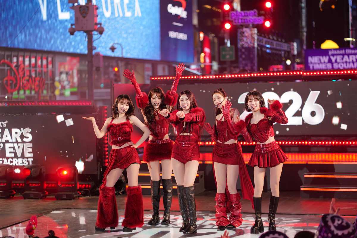 LE SSERAFIM rings in the New Year with a ‘CRAZY’ Times Square performance – amNewYork