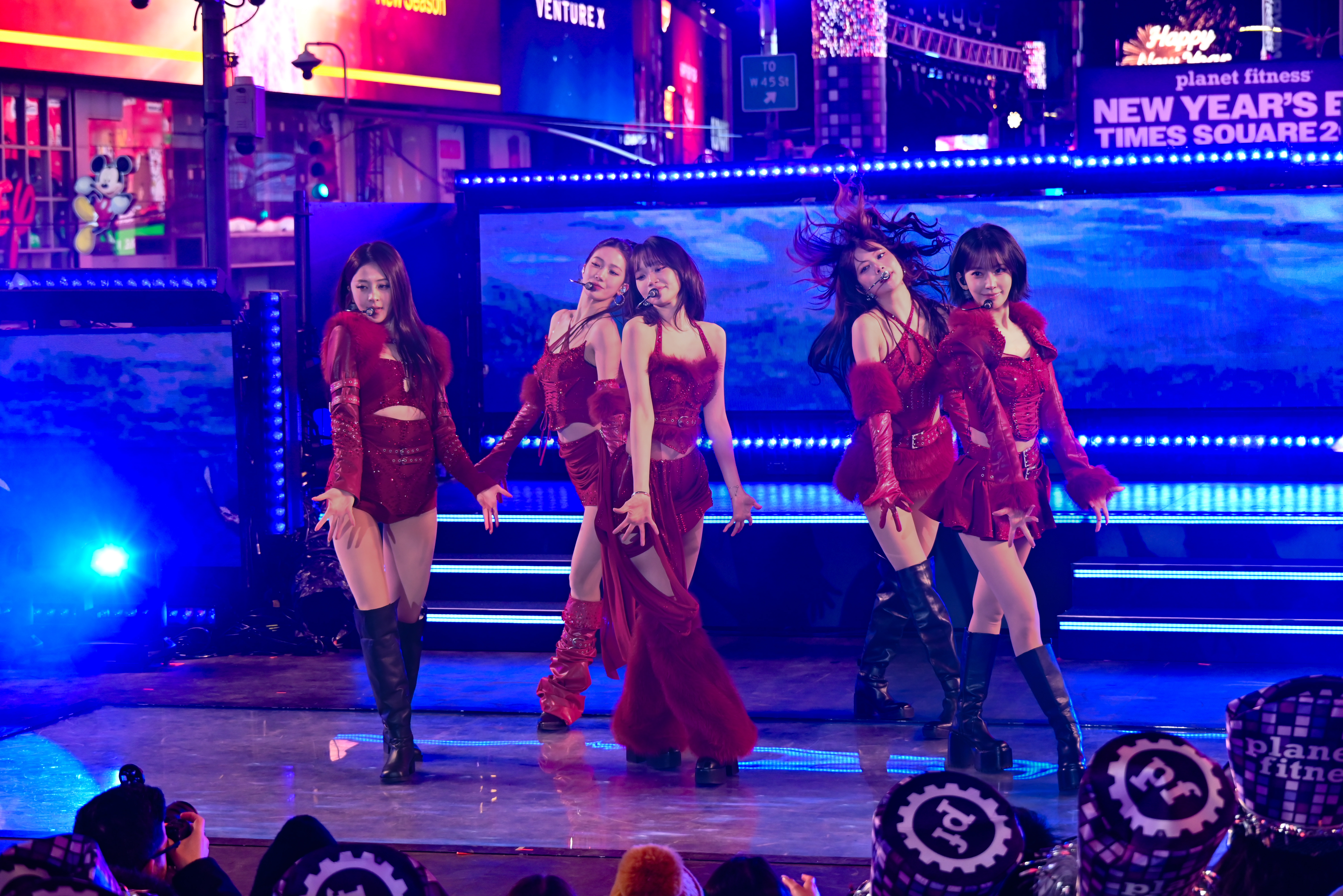 LE SSERAFIM in Times Square.