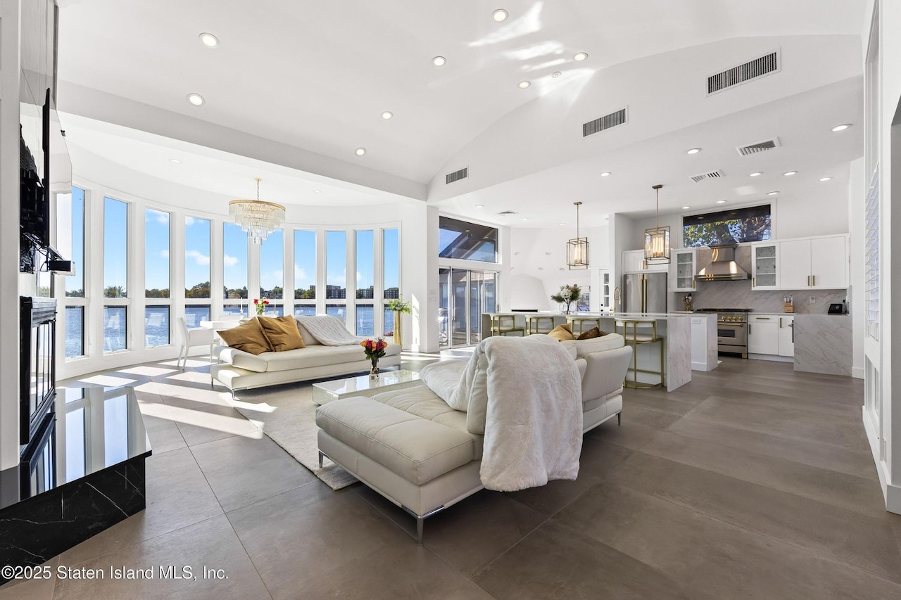 2 Wards Point Avenue