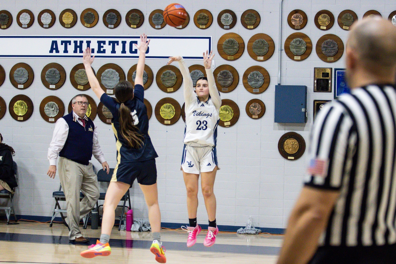 Xaverian comes from behind to down Sea, 55-51