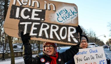Protesters call on Schumer to use leverage to rein in ICE, block DHS funding • Brooklyn Paper