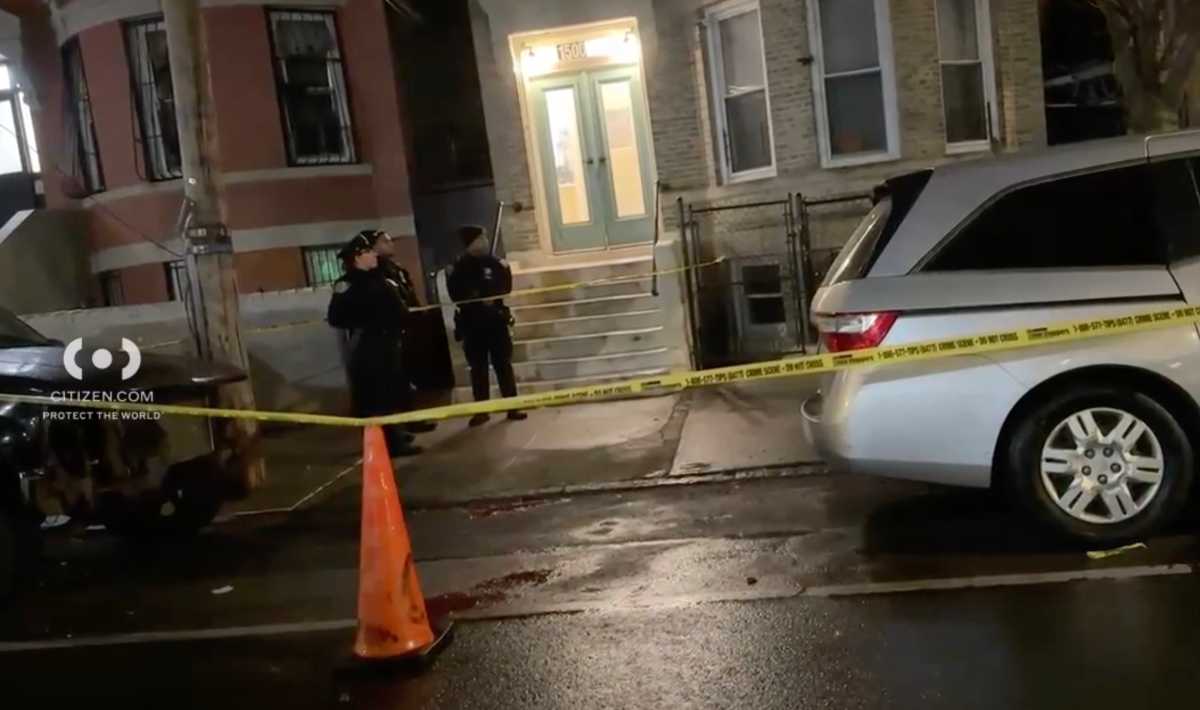 Man stabbed to death in front of Bronx apartment building – amNewYork