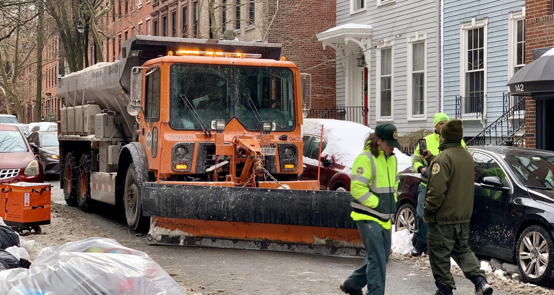 This salt-spreader truck equipped with a snow plow ran into an Amazon cargo bike in Brooklyn Heights on Wednesday, sending the Amazon worker to the hospital. Photo: Mary Frost, Brooklyn Eagle