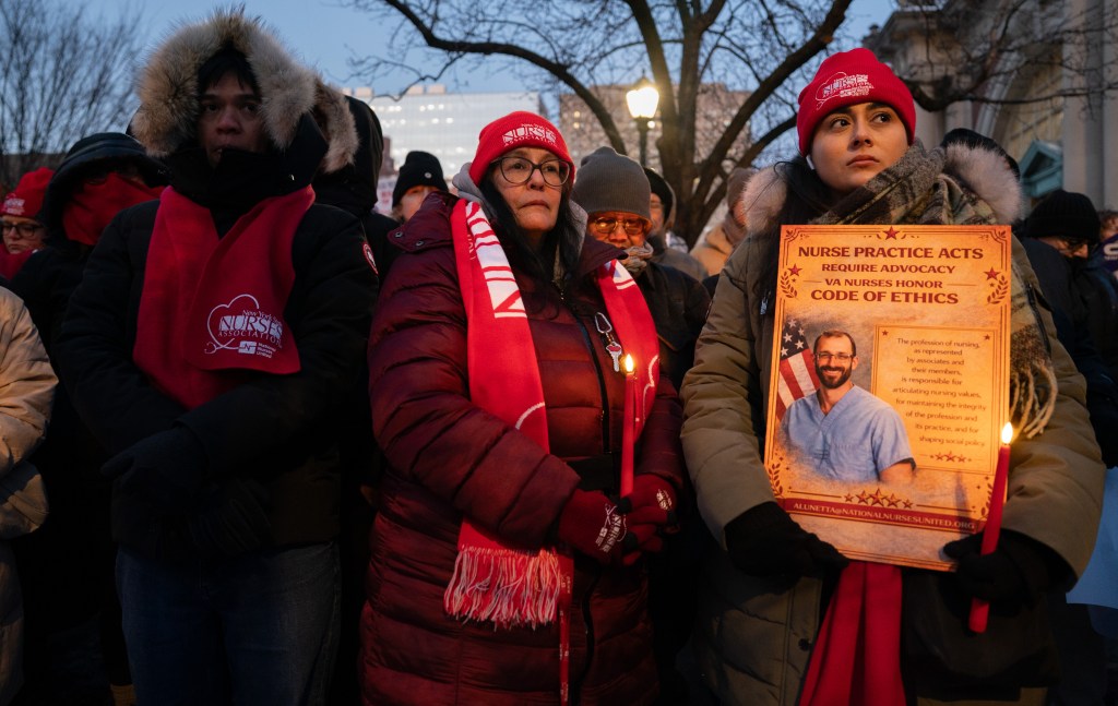 Vigil for Alex Pretti, ICE shooting victim, draws huge crowd at Manhattan’s VA Hospital