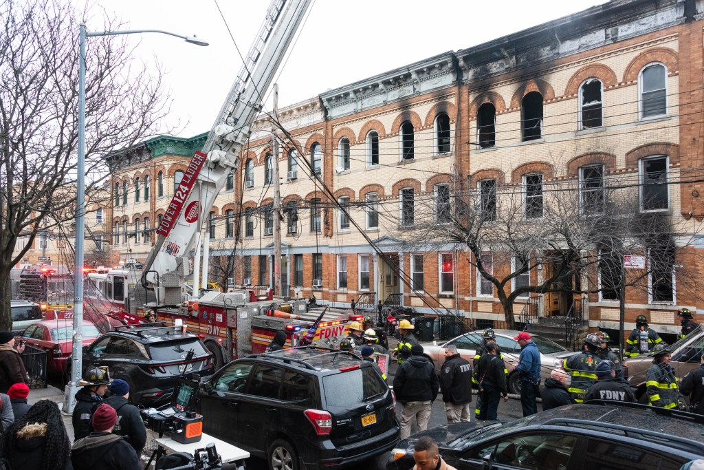6 injured in massive Queens building fire; 2nd 5-alarm fire in NYC in 2 days