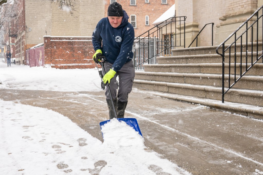 1-3 inches of snow falls across NYC, nearly 5 inches in some burbs