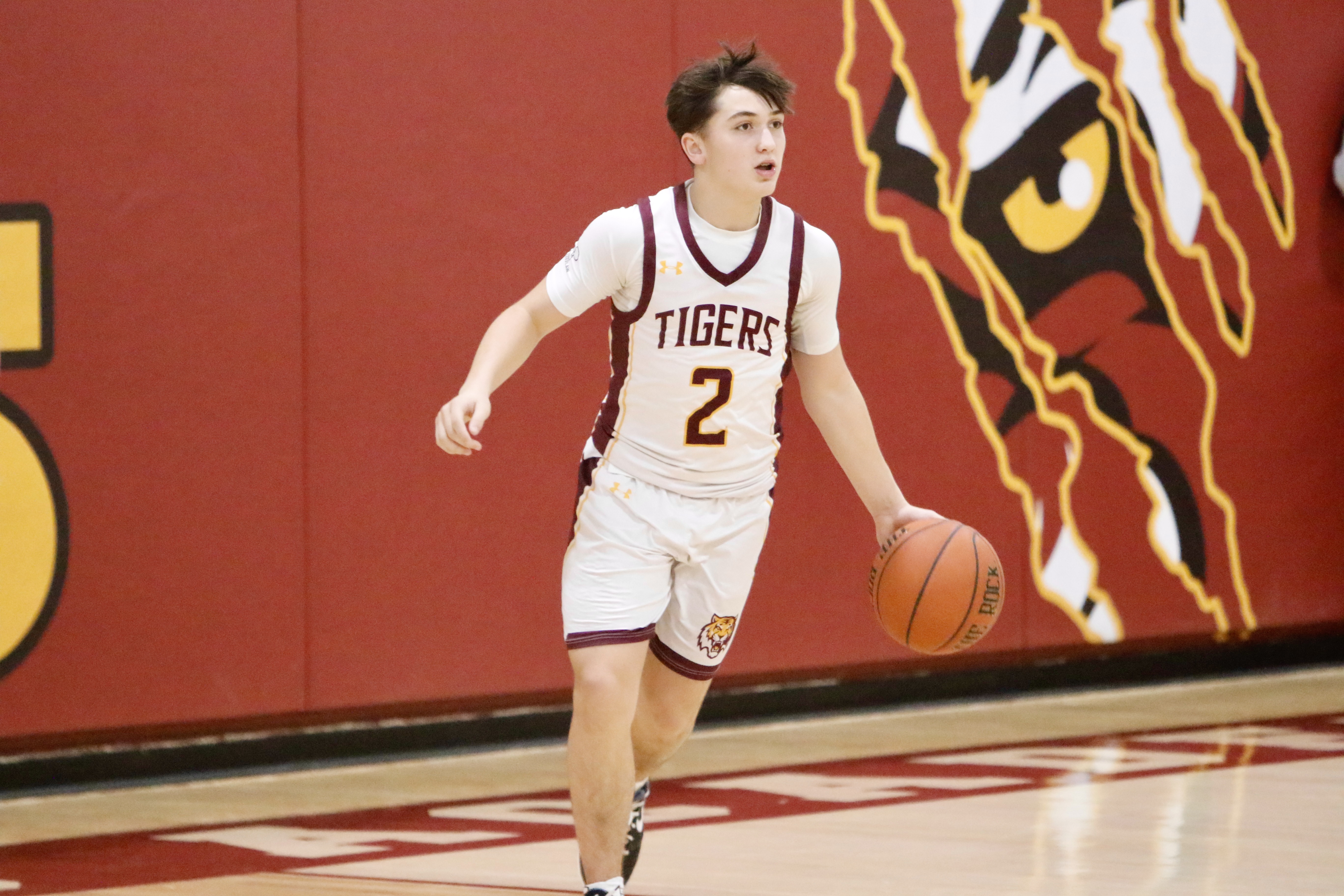Staten Island Academy's Johnny Elefterakis handles the ball during a matchup against Avenues on Jan. 14, 2025.