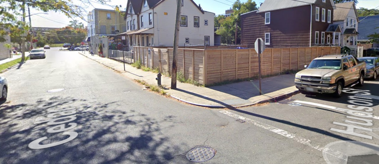 NYPD: Man, 33, made racial slur during gunpoint robbery on Staten Island street