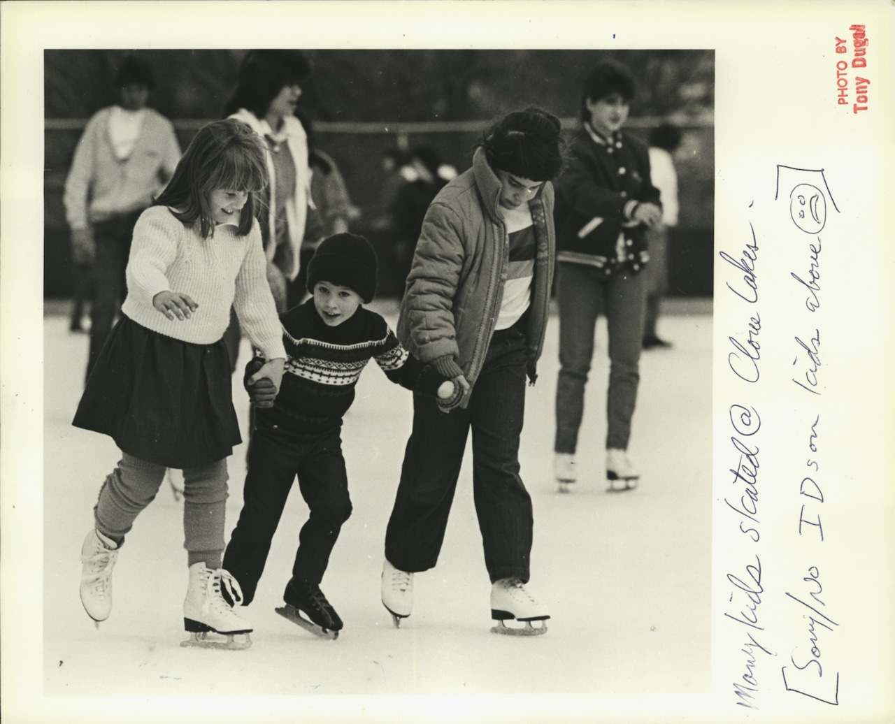 1984 Press Photo Children ice skating at War Memorial rink in Clove Lakes Park