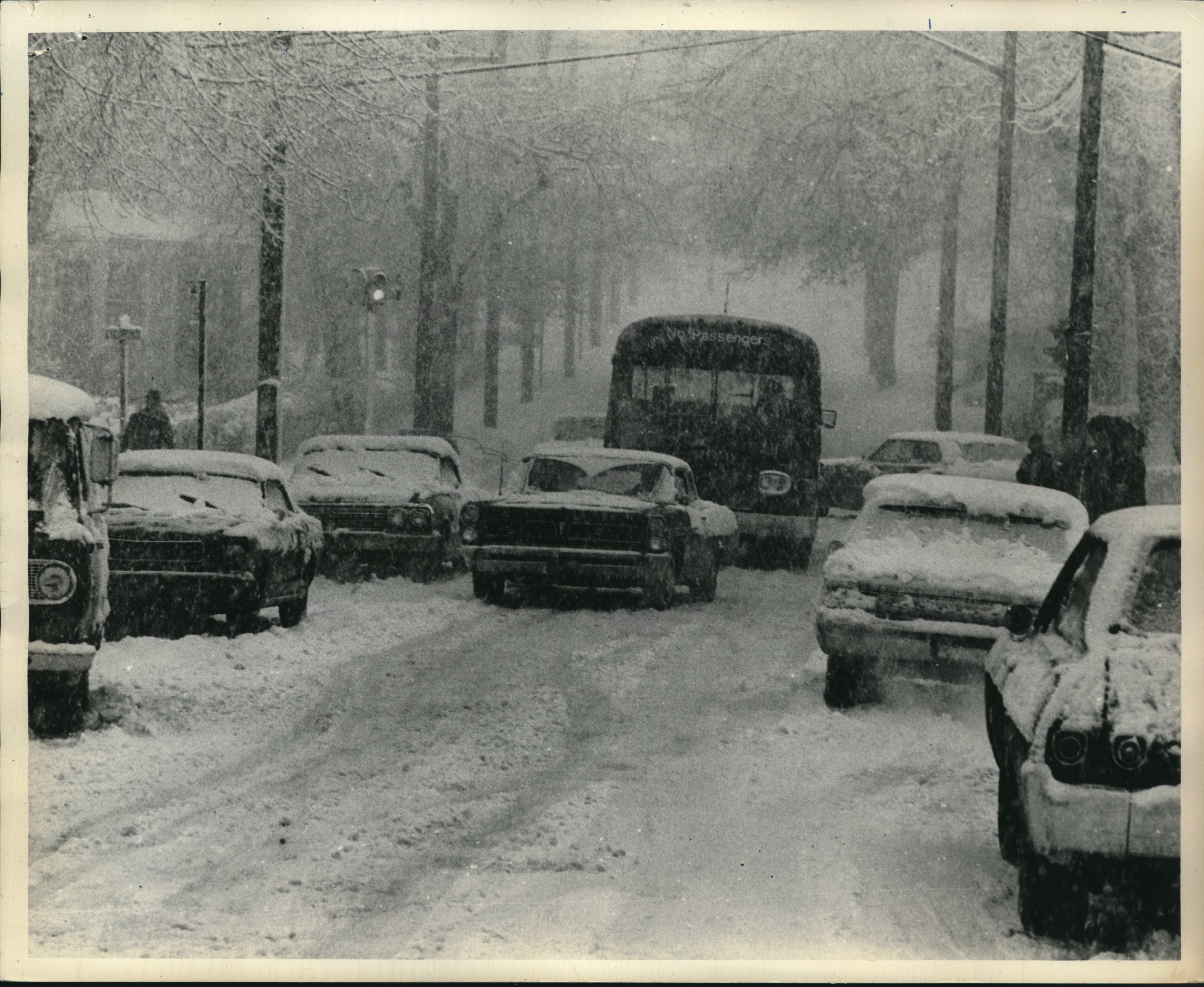 Snowstorm snarls traffic on Jewett Avenue in 1989. 