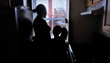 ‘We are freezing. My daughters are crying:’ No heat at Park Hill Apartments during coldest days of 2026