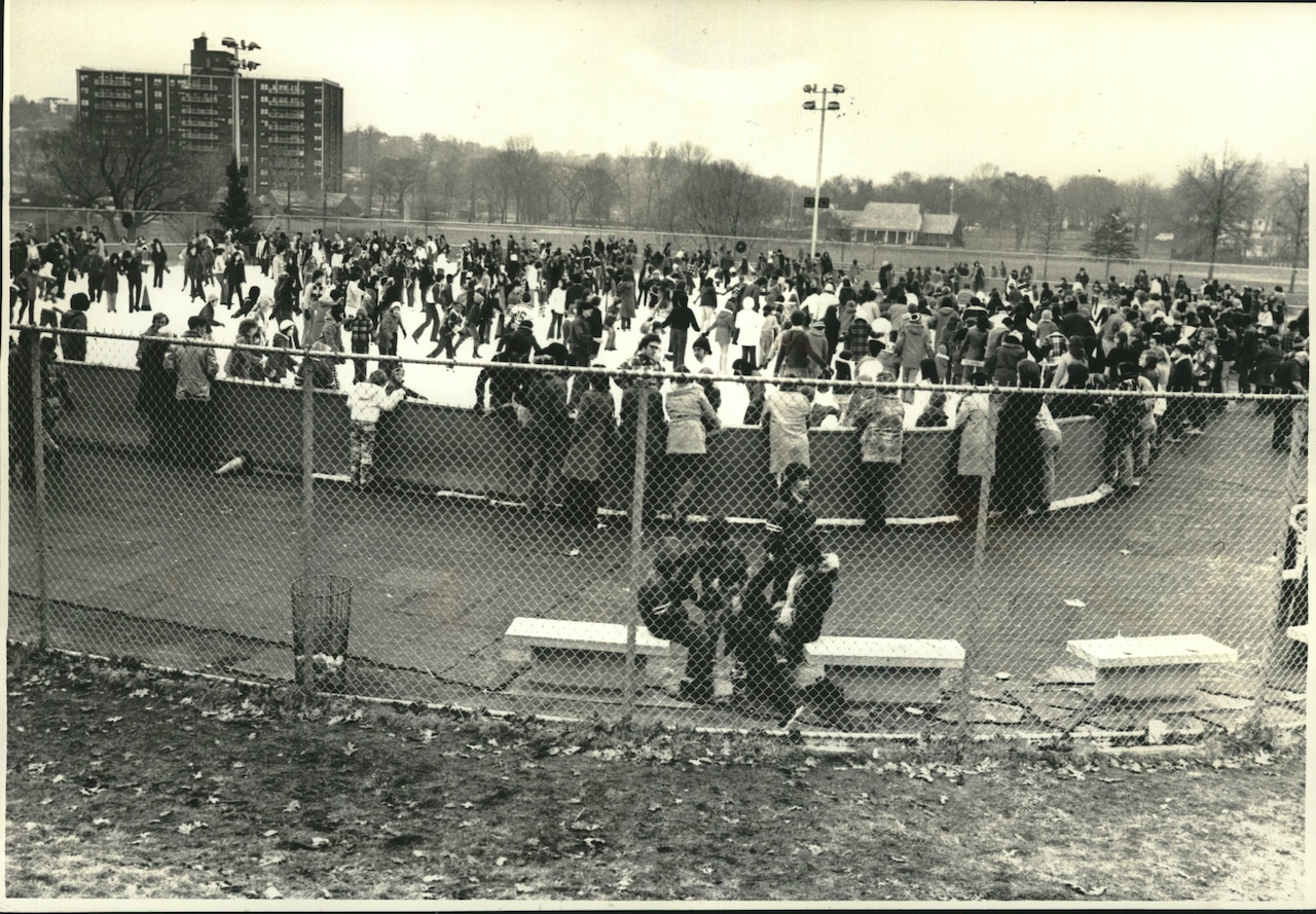 1974 Press Photo Skaters Enjoy War Memorial Skating Rink at Clove Lakes Park