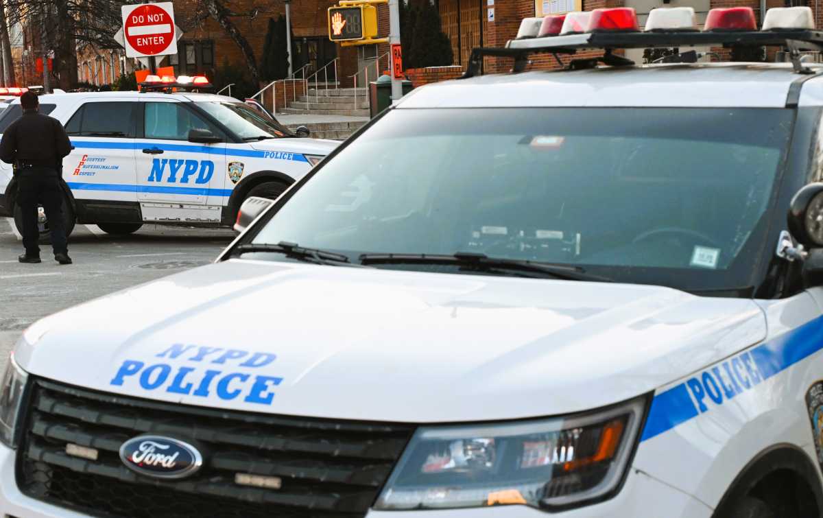 Belle Harbor cop indicted on charges of perjury, official misconduct and tampering with evidence in Cambria Heights gun possession case: DA – QNS