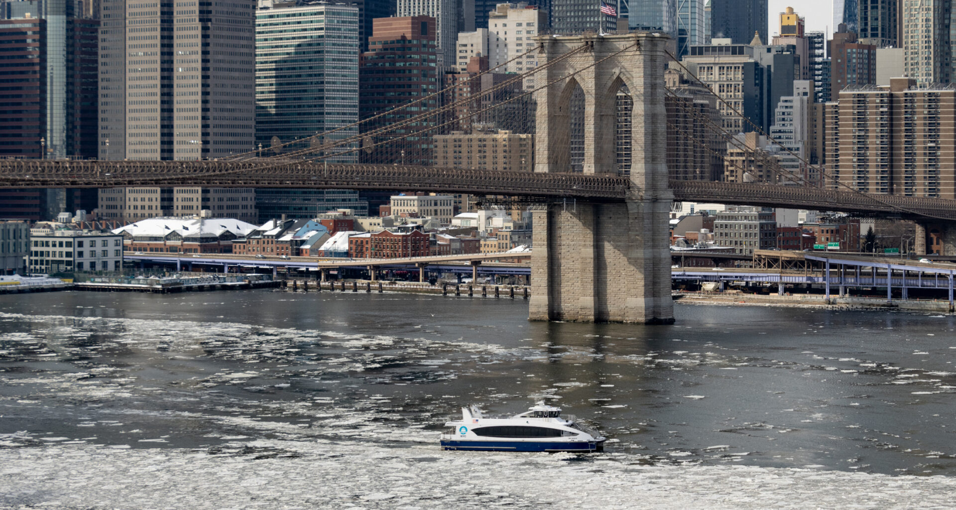 brooklyn-manhattan-view-from-manhattan-bridge-sdevries-frozen-water-01272026-9