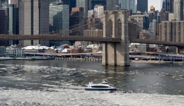 brooklyn-manhattan-view-from-manhattan-bridge-sdevries-frozen-water-01272026-9