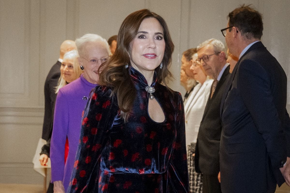 Queen Mary wore velvet for the elegant occasion