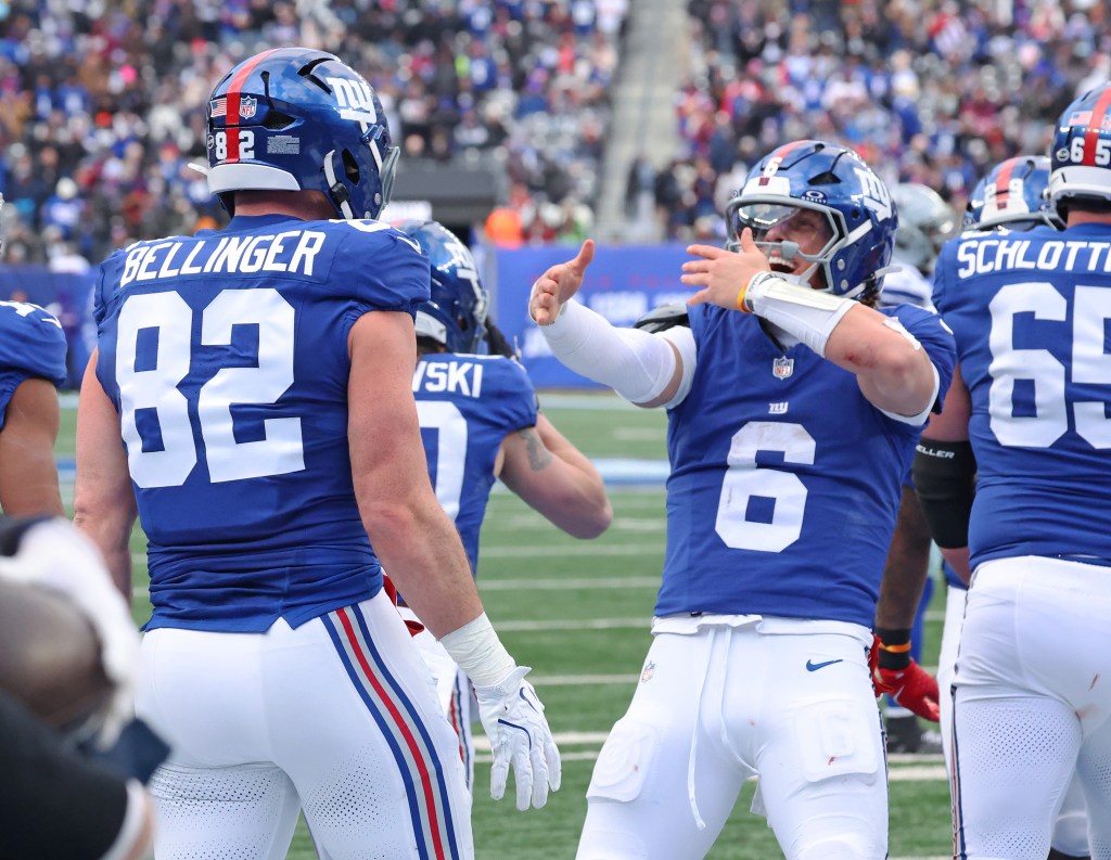 Giants tight end Daniel Bellinger (l.) celebrates his touchdown with QB Jaxson Dart (r.) on Jan. 4, 2026.