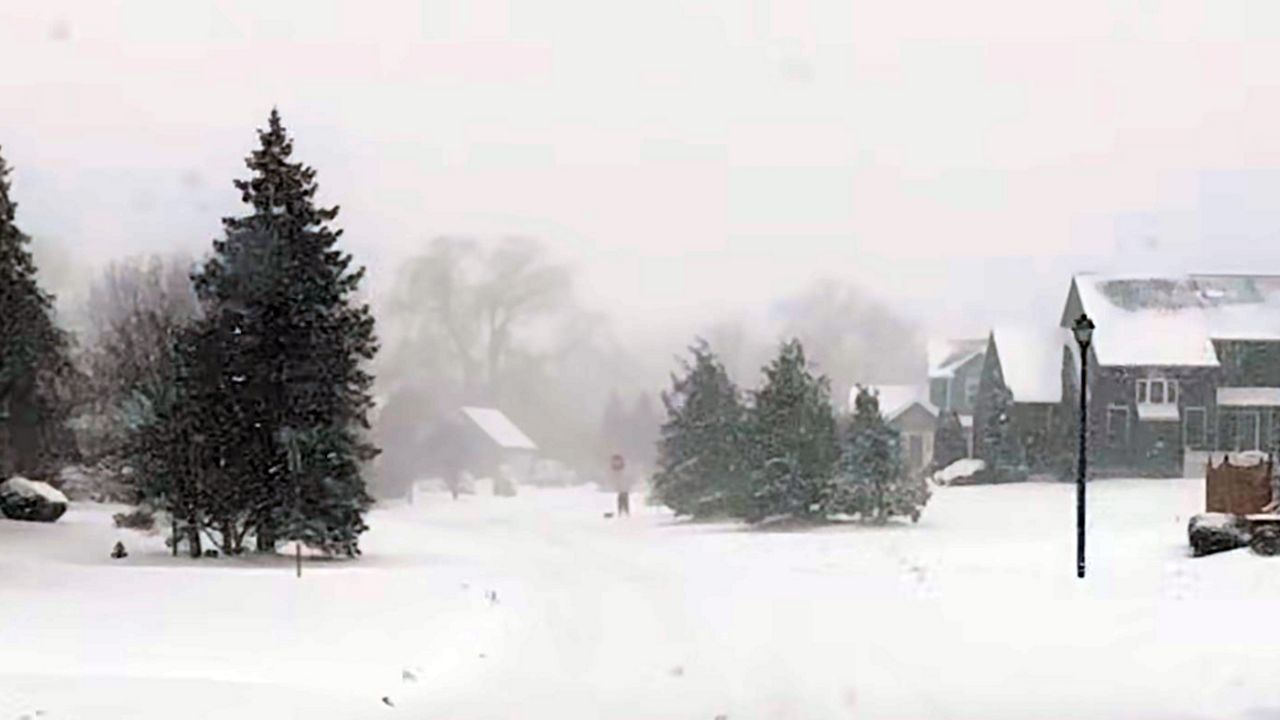 heavy snowfall in syracuse suburb