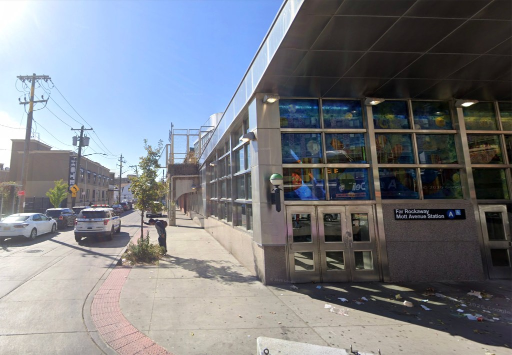 Far Rockaway-Mott Av A train station